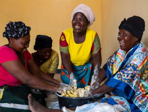 Cooperative in Malawi make bread
