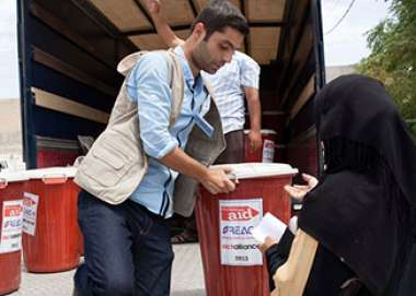 Our partner REACH distributes aid to an Iraqi woman